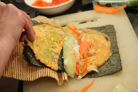 准备寿司在海草中滚米鸡蛋和鱼图片