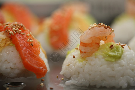 尼吉瑞寿司片大米配有鲑鱼或大虾配有芝麻种子图片