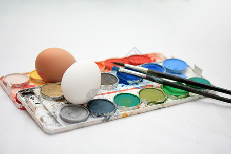 制作传统的东装饰品油漆刷子和新鲜鸡蛋的不同颜色图片