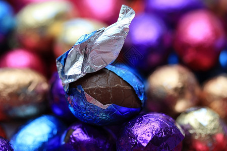 巧克力复活鸡蛋背景的蓝色包巧克力复活鸡蛋背景图片