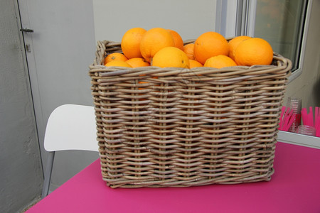 a装满多汁橙子的维基篮图片