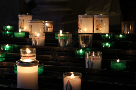 法国教堂的一群白色和绿的祈祷蜡烛图片