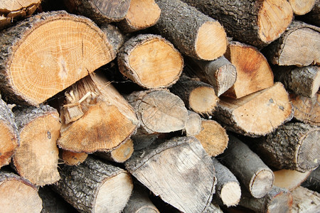 堆叠的木柴即将到来的冬季库存图片