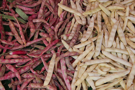 法国市场摊位上新鲜红豆和白图片