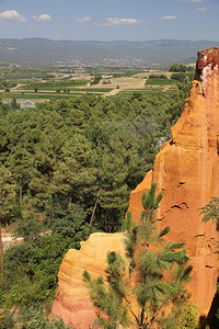 法国南部鲁西隆的赭色岩石图片