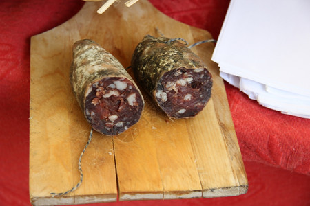 当地法国市场的传统孕育香肠图片
