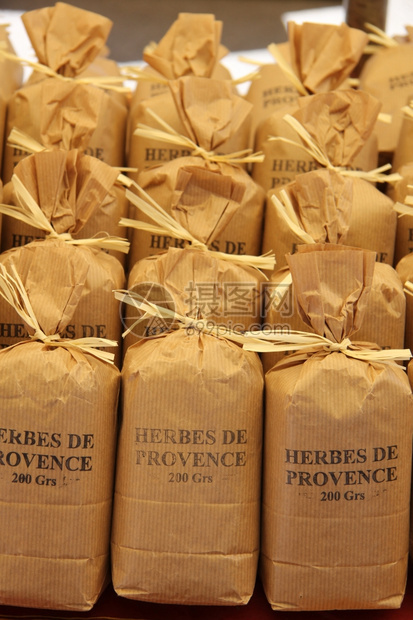 在法国普世市场纸袋中的草药和香料图片