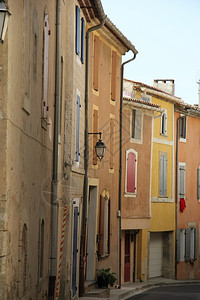 法国贝多因有彩色房屋布石膏的外墙图片
