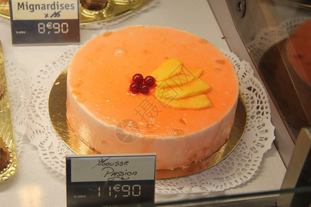 在一家法国商店展示的奢华糕点图片
