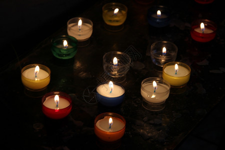 法国教堂各种颜色的祈祷蜡烛图片