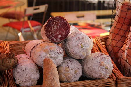 当地法国市场的传统孕育香肠图片