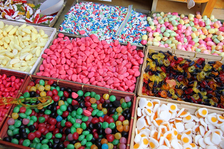 法国市场的多彩糖果图片