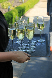 香槟杯子放在托盘上参加婚礼宴会图片