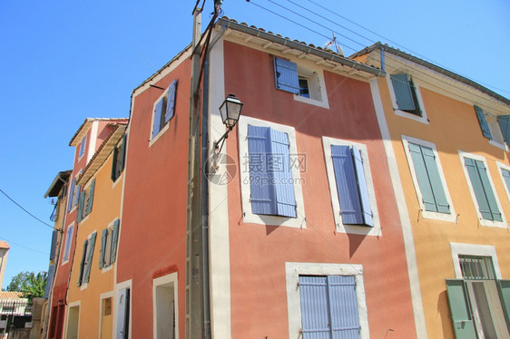 普罗旺斯传统的房子明亮的色彩在LIslesurlaSorgue法国灰泥外墙图片