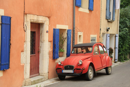 普罗旺斯街上的法国经典车图片