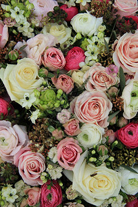 在婚礼安排中粉红和白玫瑰彩礼图片