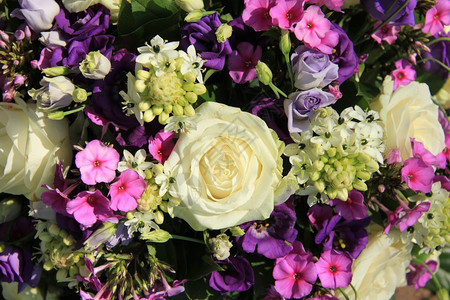 紫色和花束在婚礼中的朵图片