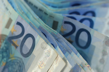 20欧元纸币在一张桌子上图片
