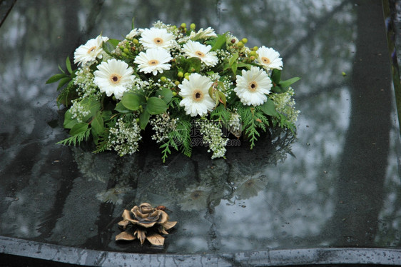灰大理石墓上的白葬花图片