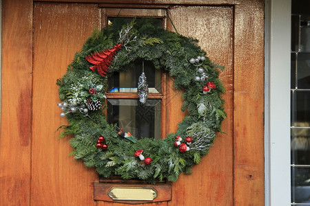 古老的圣诞节花环门上有装饰图片