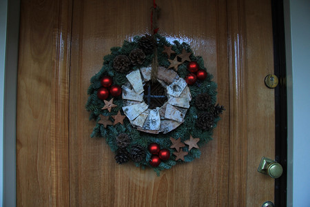圣诞节花环门上有装饰图片