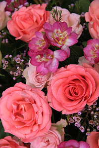 粉红玫瑰和自由节婚礼安排图片
