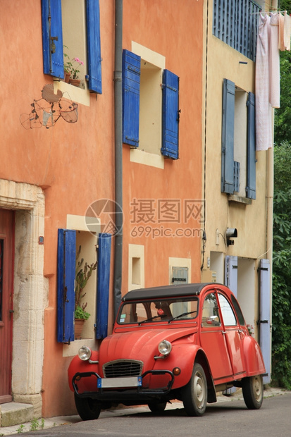 普罗旺斯街上的法国经典车图片