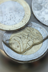 冻结资产希腊欧元和冰中的德拉克梅硬币图片
