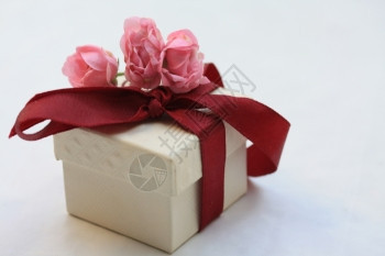 戒指盒装饰了带刺和粉红玫瑰图片