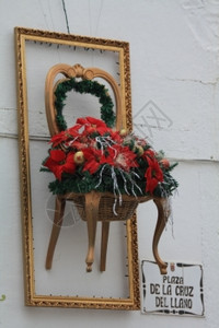 西班牙风格的圣诞节装饰品配有黄金和薄饼图片