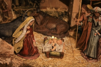 圣诞母玛利亚和婴儿在床图片