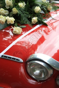 婚车上的白玫瑰花图片