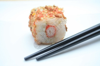 一片海藻种子寿司和一对筷图片