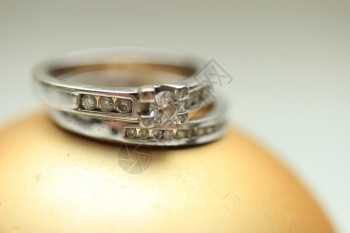 钻石频道设置订婚戒指和白金结图片