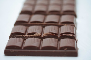 带条纹的巧克力块被切成四块图片