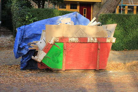 建筑工地附近的装货垃圾箱房屋翻新图片