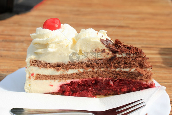 黑森林蛋糕巧克力奶油和樱桃图片