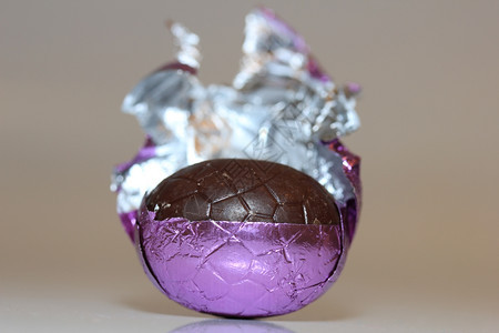 密闭宏中彩色包裹的巧克力东面鸡蛋图片