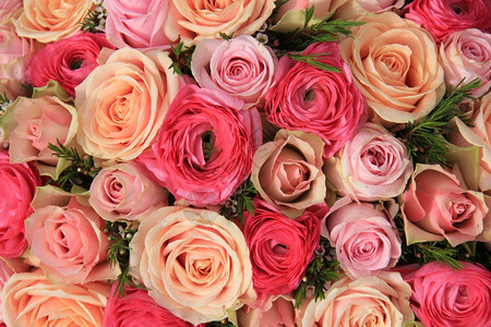 混合新娘花束中的粉红玫瑰和花皮图片