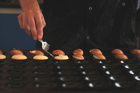 Poffertjes荷兰小型的松软煎饼用热铁板制成配有奶粉糖和黄油图片