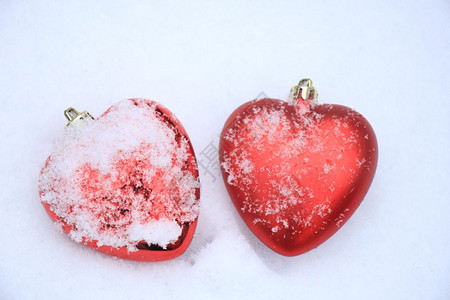 红心装饰在新降雪中图片
