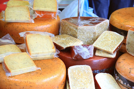 市场摊位上展示的荷兰传统奶酪图片