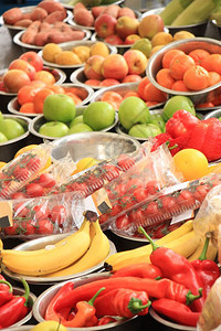市场上的新鲜水果和蔬菜苹香蕉胡椒和小金属碗中的其他蔬菜图片