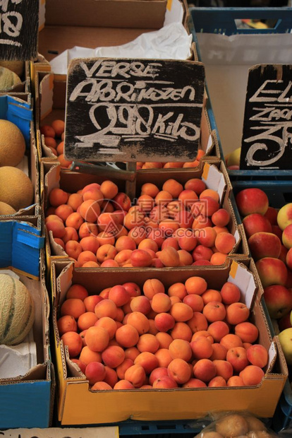 市场摊位上的新鲜水果标签荷兰各种水果的名称和价格图片