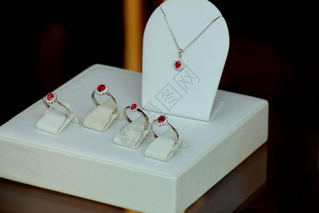 古老的钻石订婚戒指在商店窗口中红宝石与钻光环图片