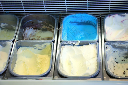 在冰淇淋大厅中展示的各类冰淇淋口味图片