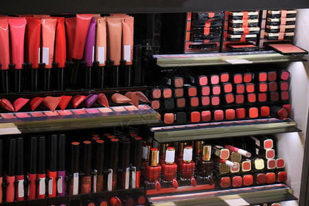 在显示各种颜色的商店中显示化妆品图片
