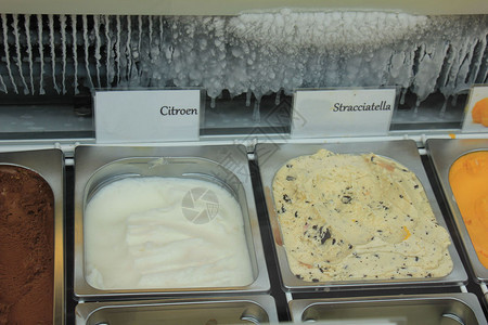 在商店展示的各种冰淇淋口味图片