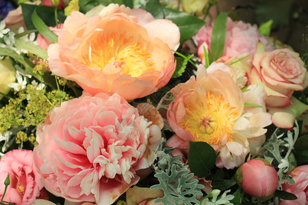 混合春季花束玫瑰和粉色朵图片