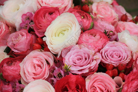 粉红玫瑰和黄花在混合的粉红新娘花束中图片